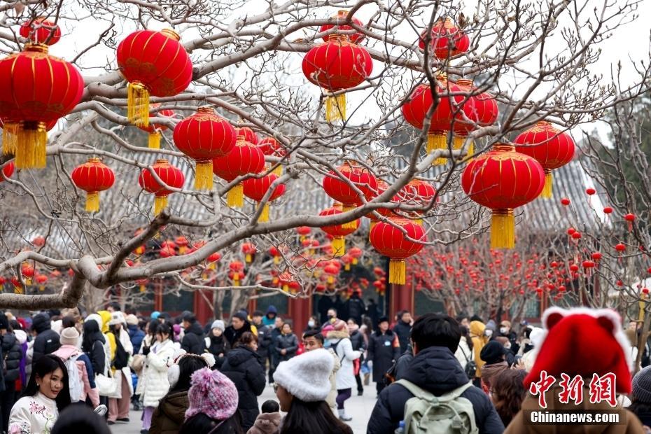 北京頤和園紅燈籠營造節(jié)日氛圍