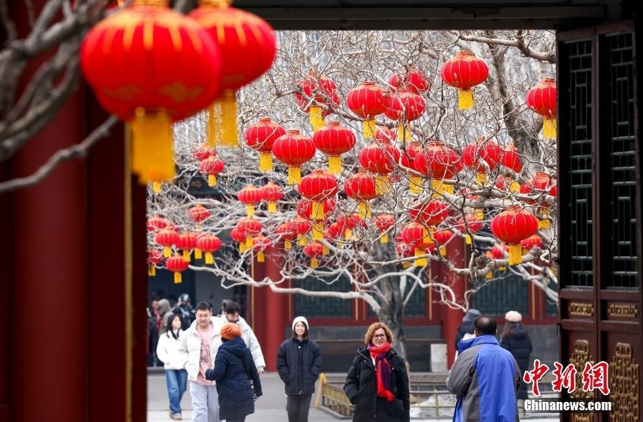 北京頤和園紅燈籠營造節(jié)日氛圍