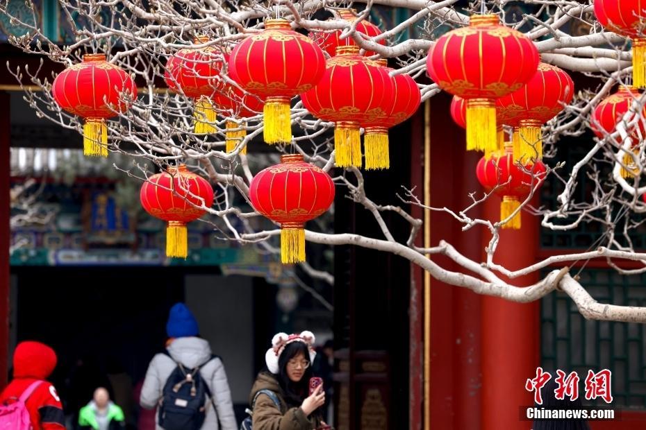 北京頤和園紅燈籠營造節(jié)日氛圍