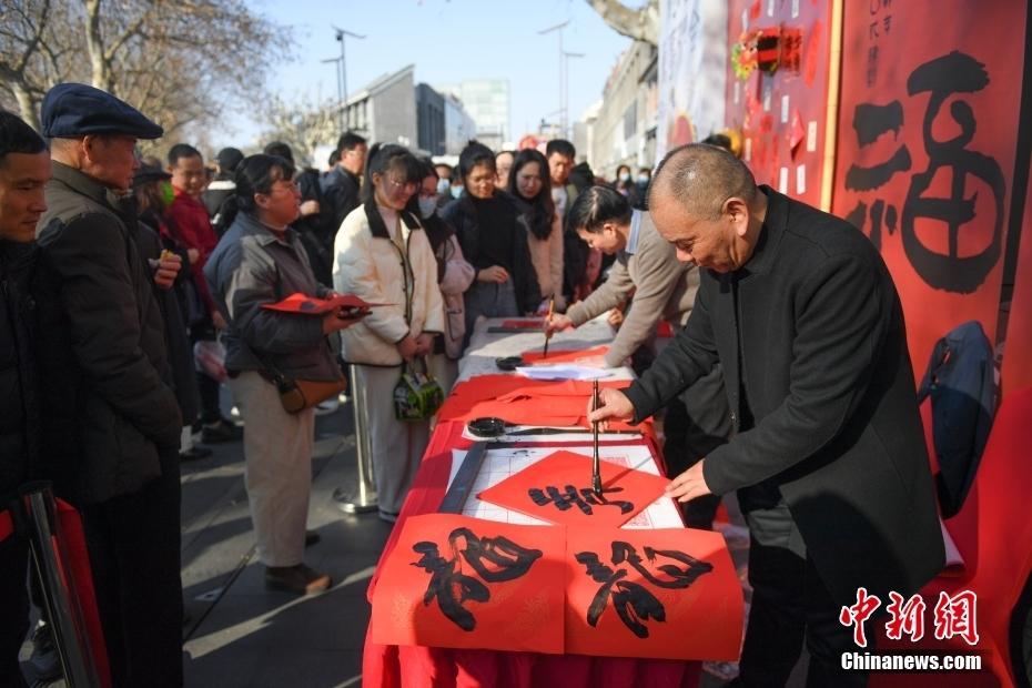 浙江杭州西湖畔 非遺年貨吸引游人