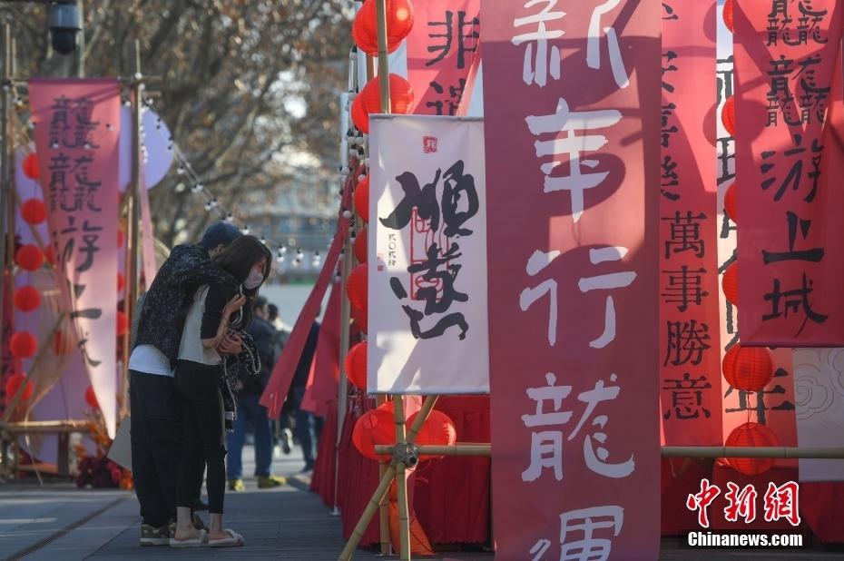 浙江杭州西湖畔 非遺年貨吸引游人