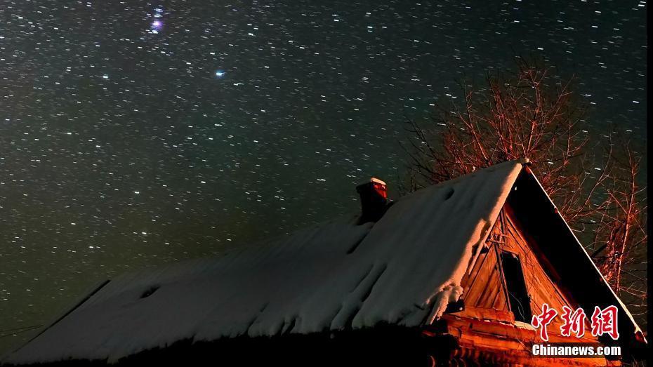 中俄邊境村落現(xiàn)夢(mèng)幻星空