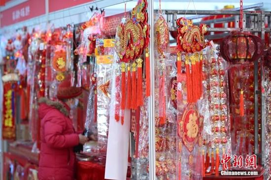 北京市民逛年货博览会购年货