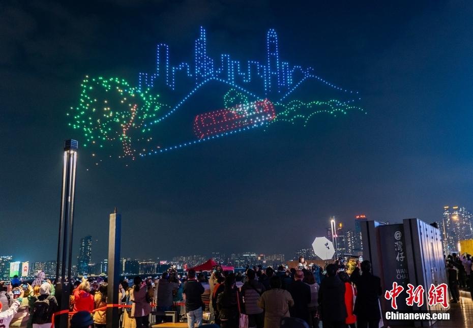 “繽紛香港”無人機(jī)燈光秀扮靚維港夜空