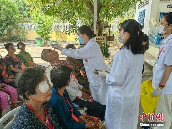 广西医疗队为柬埔寨白内障患者送光明