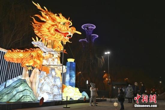 （新春见闻）北京市民周末赏灯彩