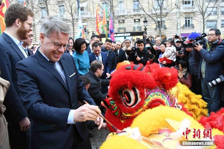 （新春見聞）巴黎香榭麗舍大街新春舞龍活動(dòng)舉行