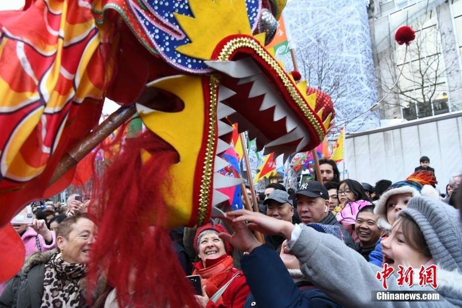 （新春見聞）巴黎香榭麗舍大街新春舞龍活動(dòng)舉行