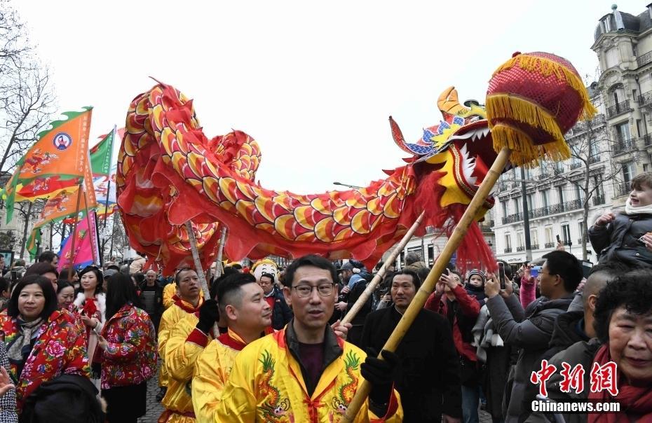 （新春見聞）巴黎香榭麗舍大街新春舞龍活動舉行