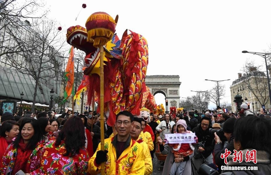 （新春見(jiàn)聞）巴黎香榭麗舍大街新春舞龍活動(dòng)舉行