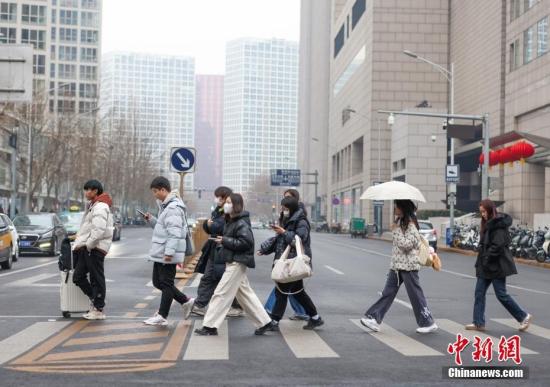 北京：龙年首个工作日 街头人流密集