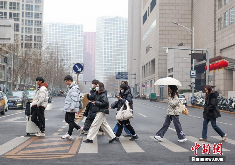 北京：龍年首個(gè)工作日 街頭人流密集