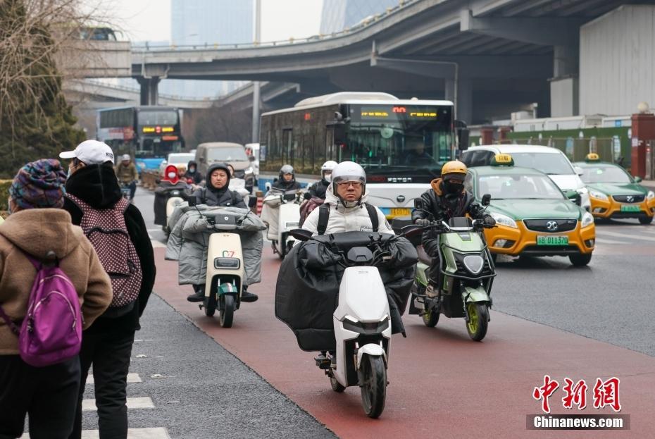 北京：龍年首個工作日 街頭人流密集