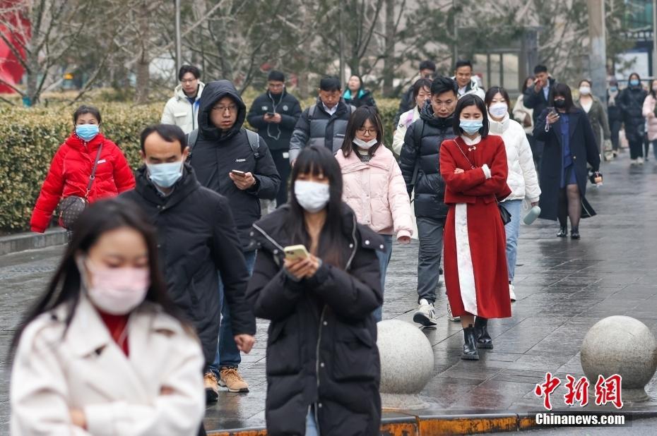 北京：龍年首個(gè)工作日 街頭人流密集