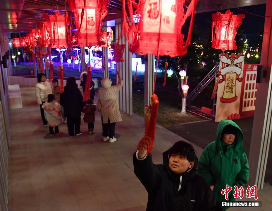 （新春見聞）看花燈猜燈謎 巨型花燈亮相雄安新區(qū)