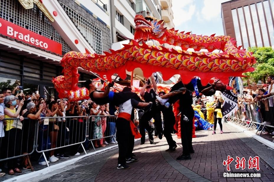 巴西圣保羅數(shù)萬人同鬧元宵