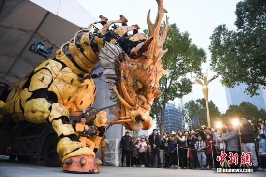 浙江杭州：大型机械装置艺术品“龙马精神”吸引民众