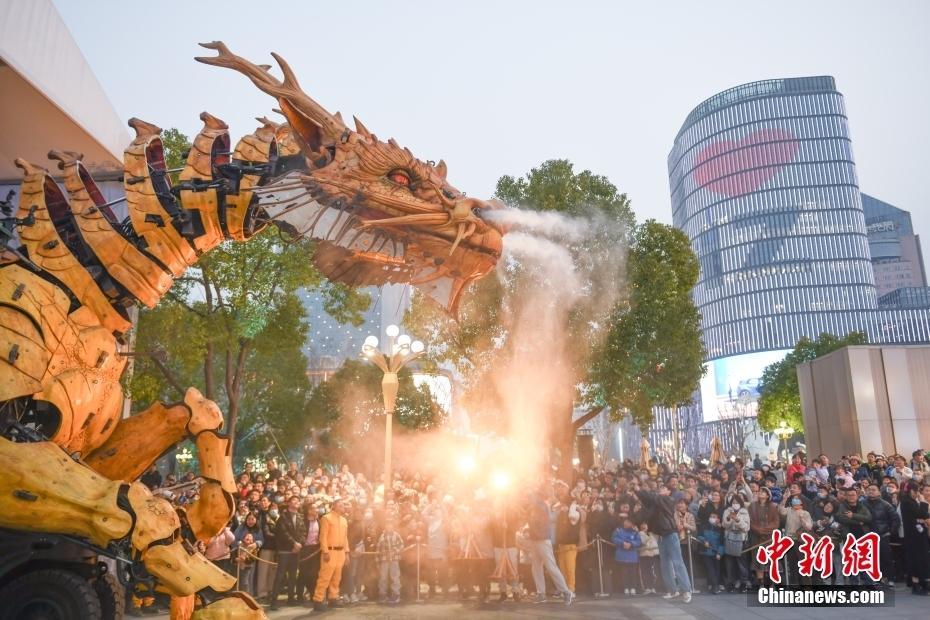 浙江杭州：大型機械裝置藝術(shù)品“龍馬精神”吸引民眾