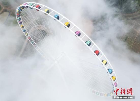 重庆：云端摩天轮吸引游客