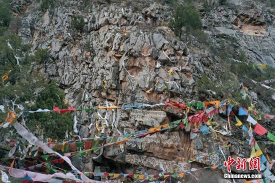 青海玉树勒巴沟：刻画在石头上的千年藏族文化