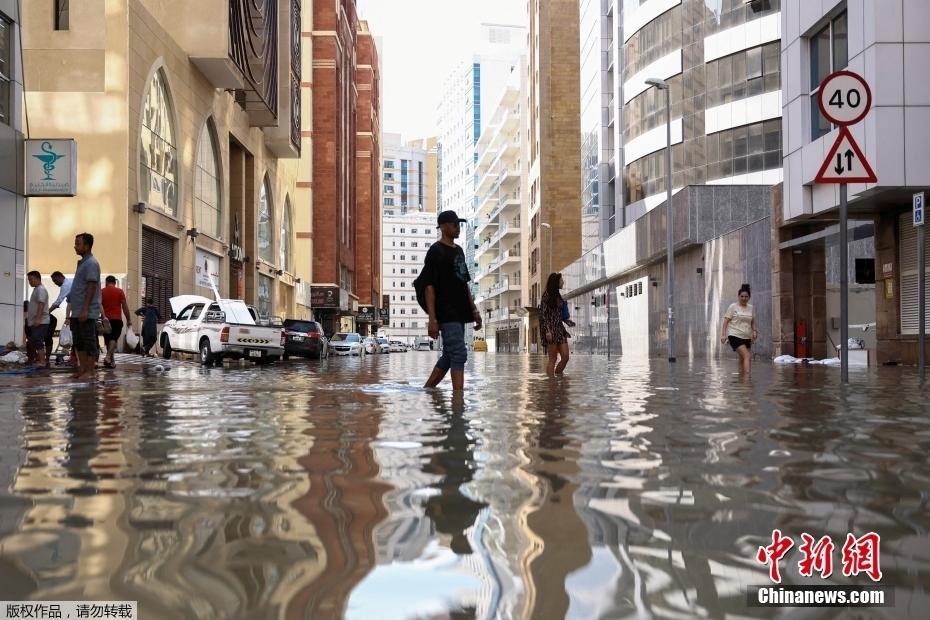 阿聯(lián)酋遭遇75年來最大降雨 積水嚴重部分交通癱瘓