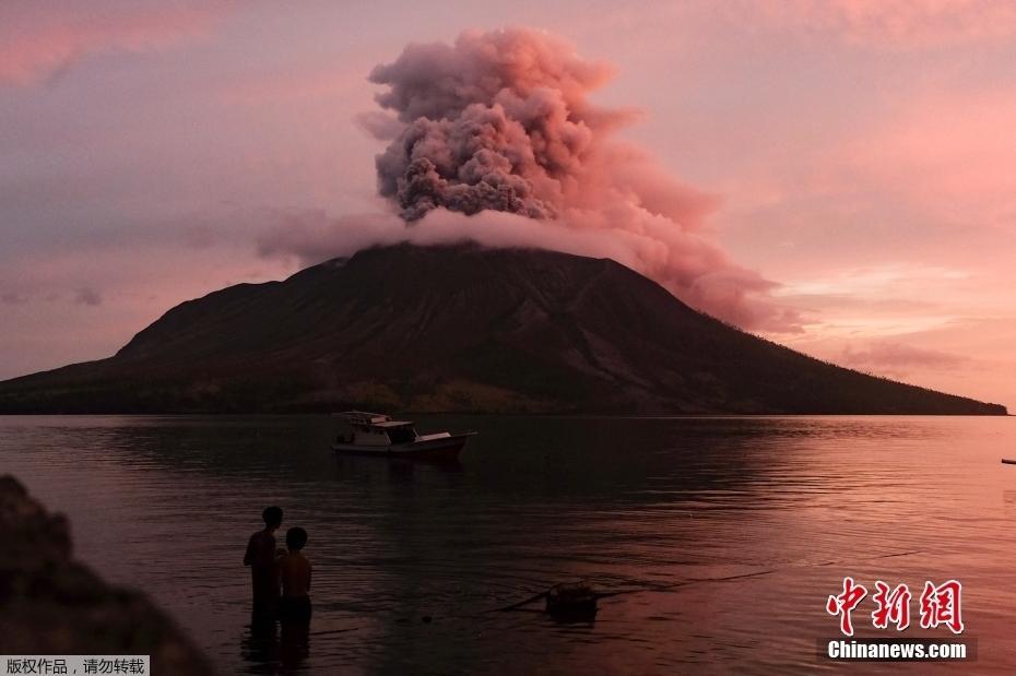 印尼魯昂火山再噴發(fā) 已有數(shù)千人撤離