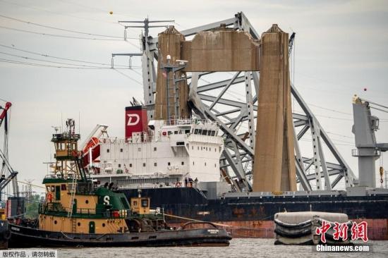 美国巴尔的摩坍塌大桥临时通行航道开启 首艘货船通过