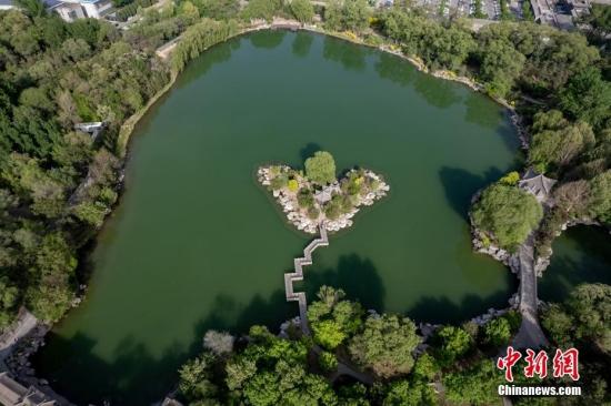 山西太原：晋祠公园翠湖“比心”