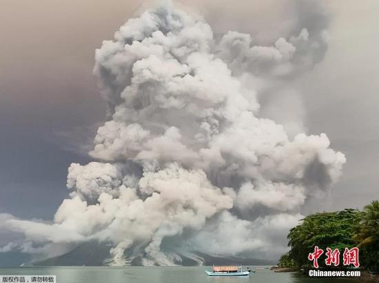印尼鲁昂火山喷发 烟柱高约两万米