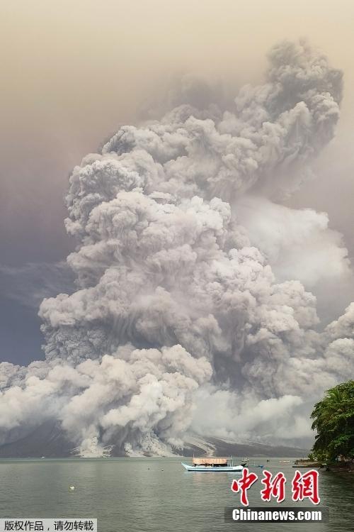 印尼魯昂火山噴發(fā) 煙柱高約兩萬米