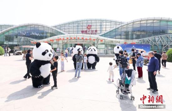 五一假期民众游览北京国际鲜花港