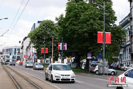 塞尔维亚首都贝尔格莱德街道挂起中塞两国国旗