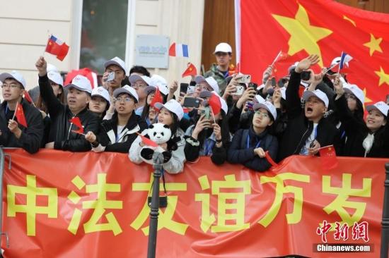 法国巴黎：华人华侨和中国留学生欢迎习近平主席到访