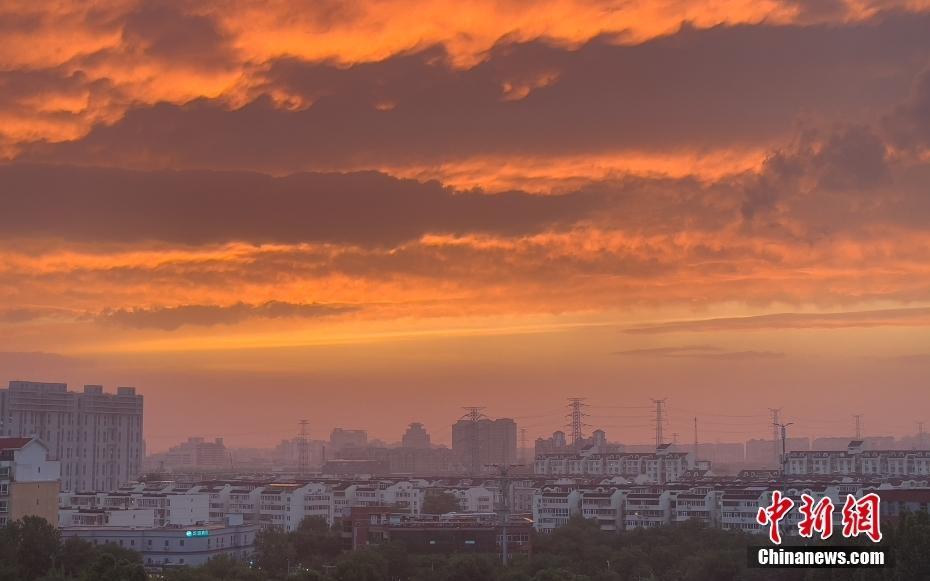 北京雨后天空迎來絢麗晚霞