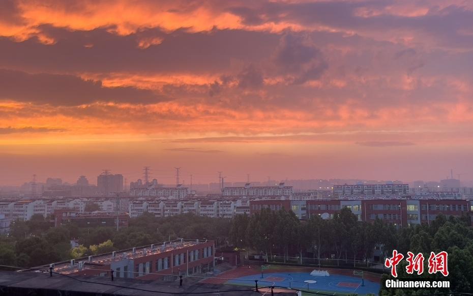 北京雨后天空迎來絢麗晚霞