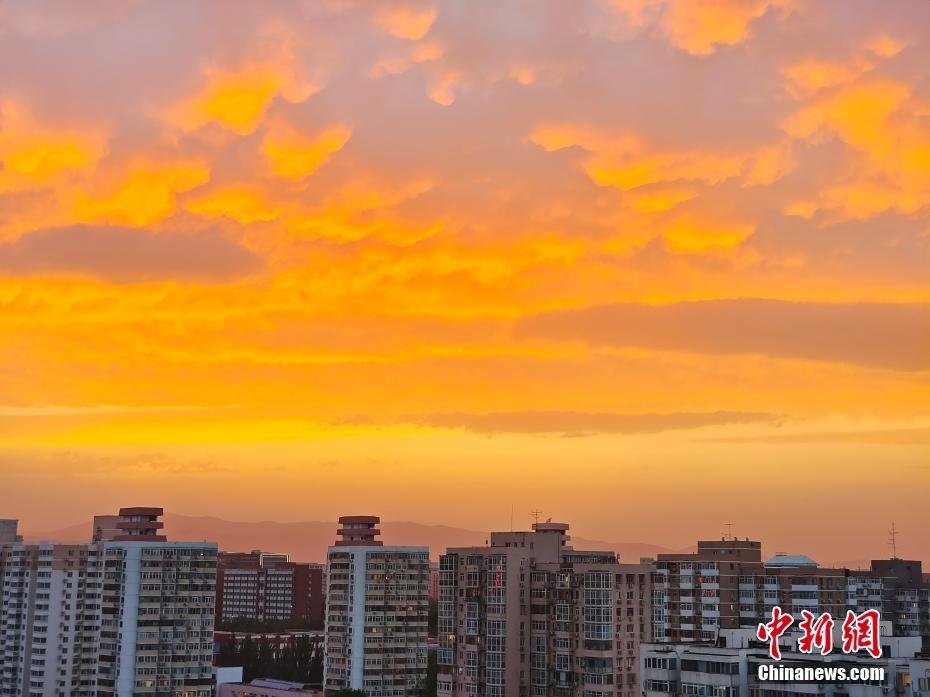 北京雨后天空迎來絢麗晚霞