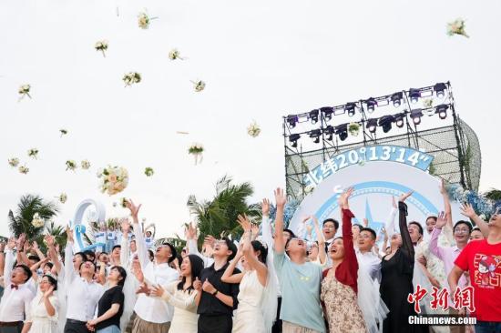广东湛江举行集体婚礼仪式