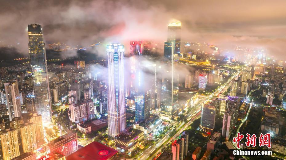 廣西南寧：雨后云霧如仙境