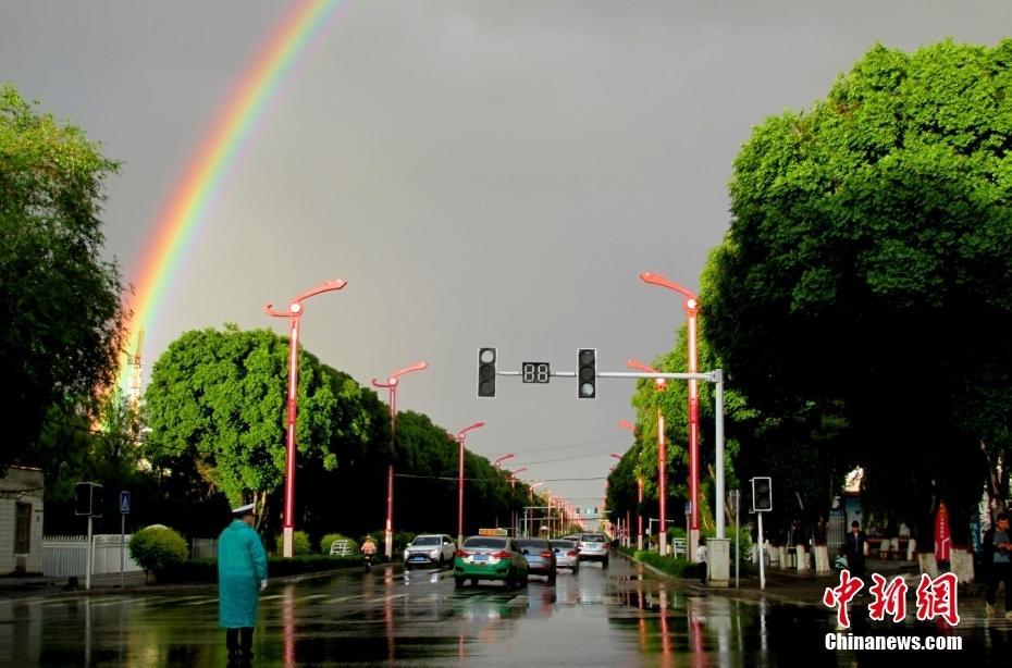 新疆塔城：雨后現(xiàn)“雙彩虹”景觀 橫跨天際唯美浪漫