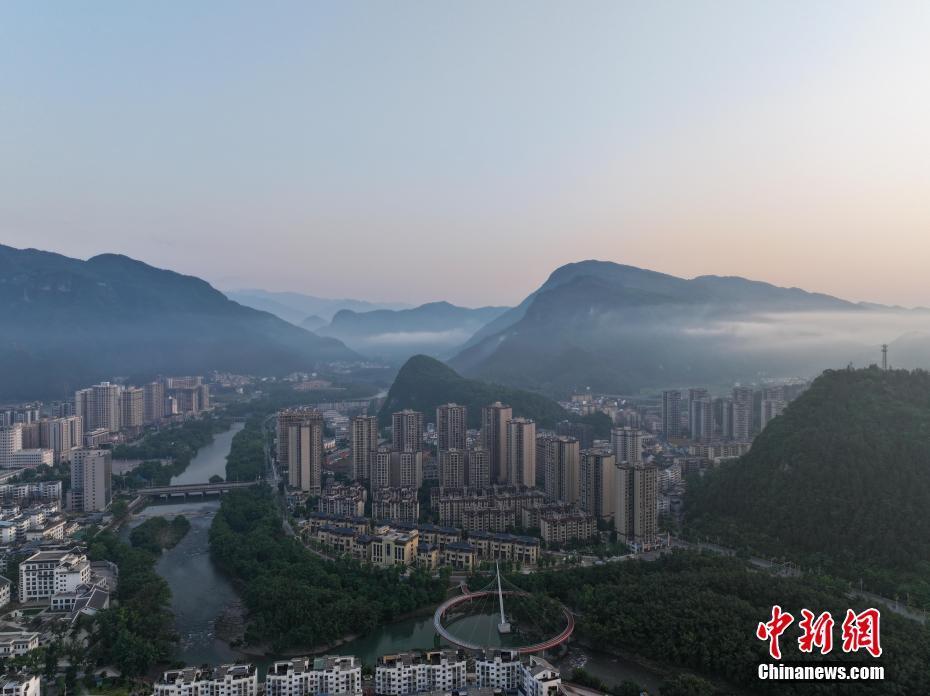 貴州江口：夏日朝陽絢麗如畫