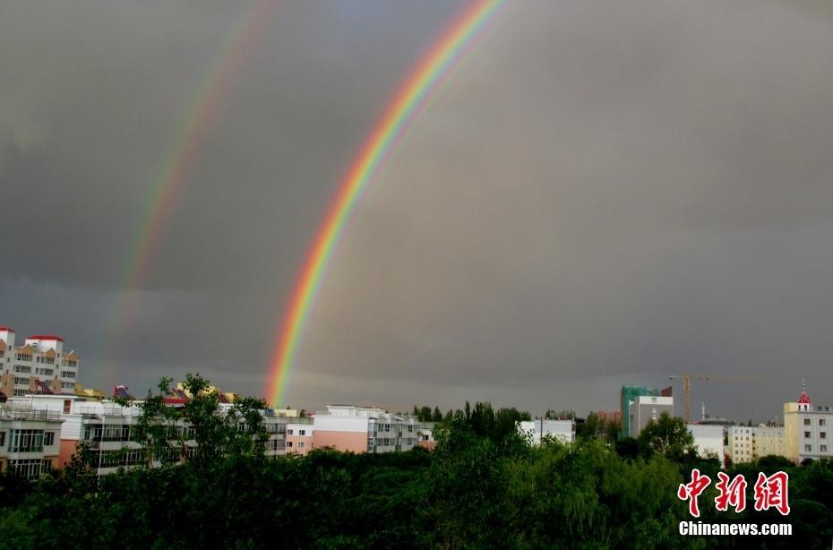 新疆塔城：雨后現(xiàn)“雙彩虹”景觀 橫跨天際唯美浪漫