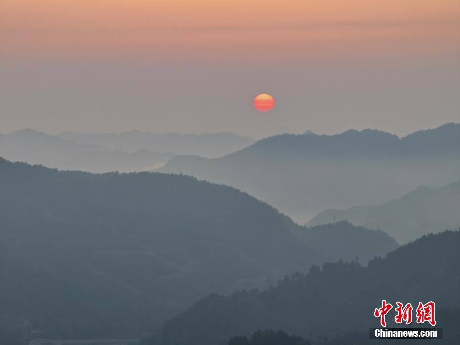 貴州江口：夏日朝陽絢麗如畫