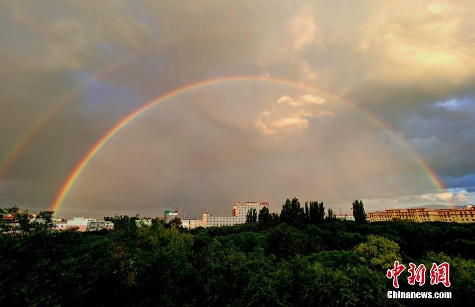 新疆塔城：雨后現(xiàn)“雙彩虹”景觀 橫跨天際唯美浪漫