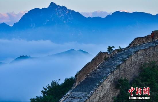 河北承德：雨后金山嶺長(zhǎng)城現(xiàn)云海景觀