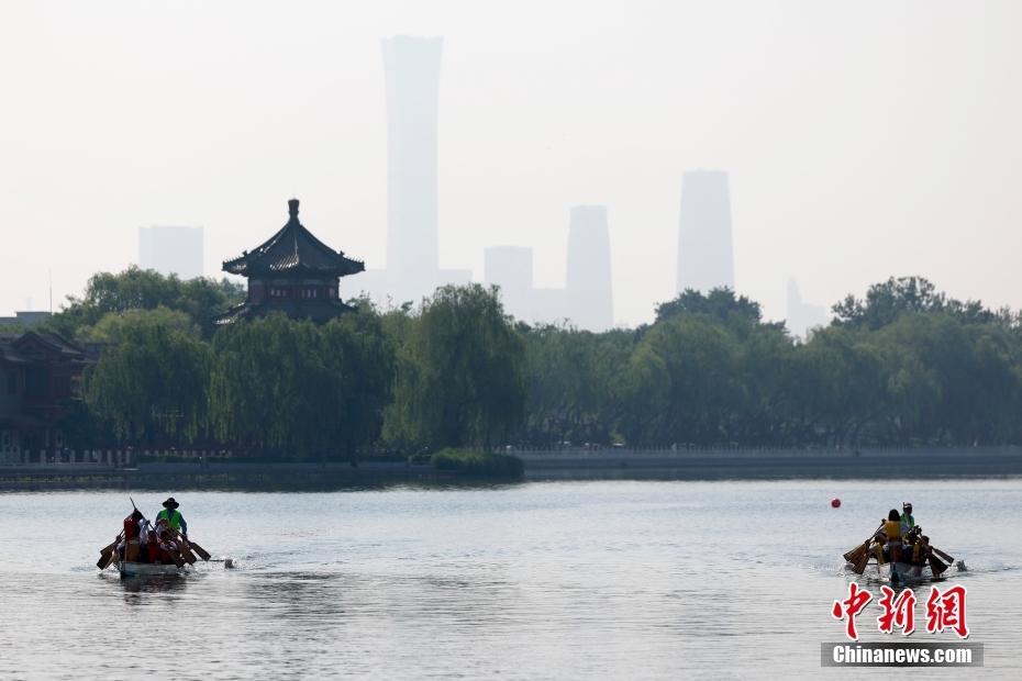 北京什剎海上賽龍舟 迎端午