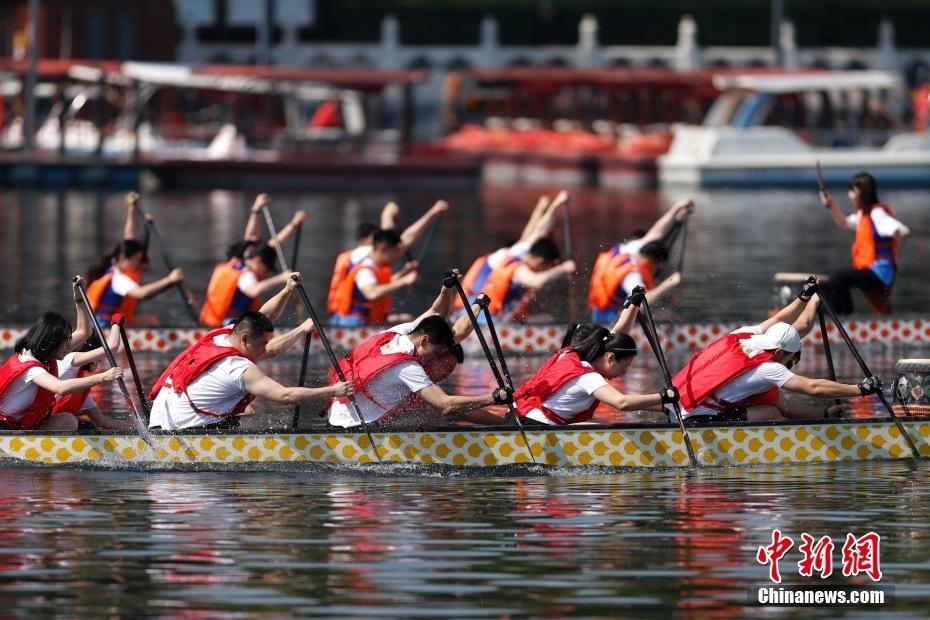 北京什剎海上賽龍舟 迎端午