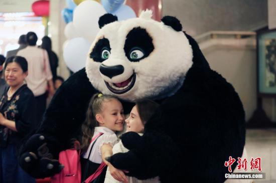 中俄小朋友做客中国驻俄使馆共度儿童节