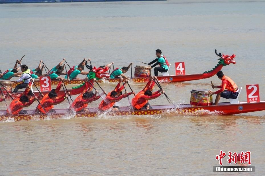 中國—東盟國際龍舟公開賽廣西藤縣開槳