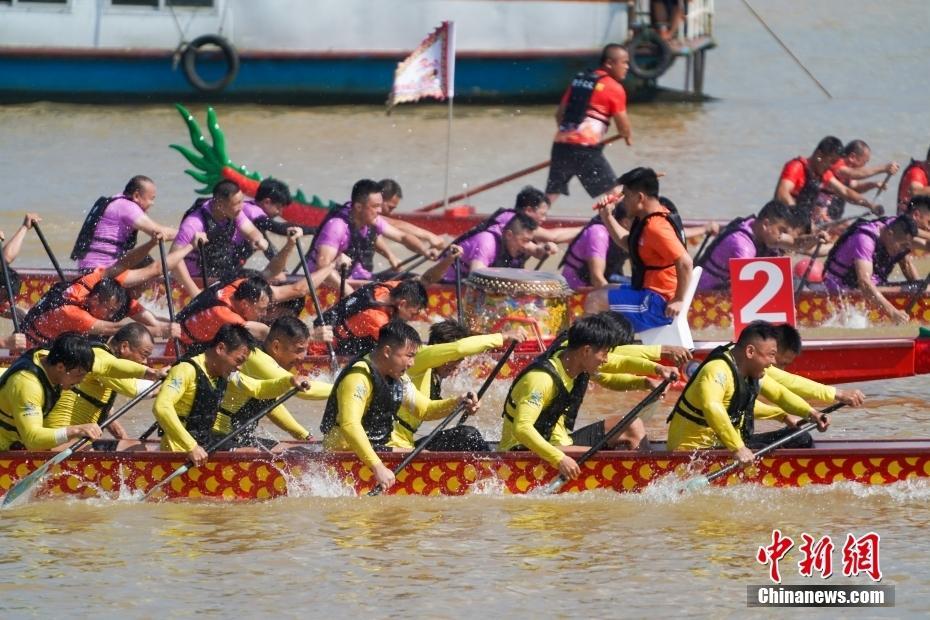 中國—東盟國際龍舟公開賽廣西藤縣開槳