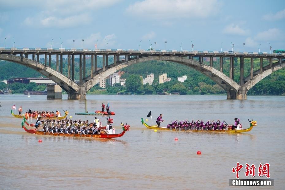 中國(guó)—東盟國(guó)際龍舟公開(kāi)賽廣西藤縣開(kāi)槳